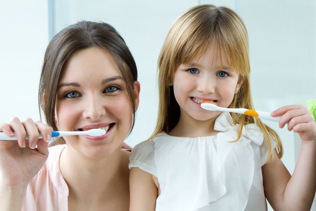 Cepillar los dientes de los niños